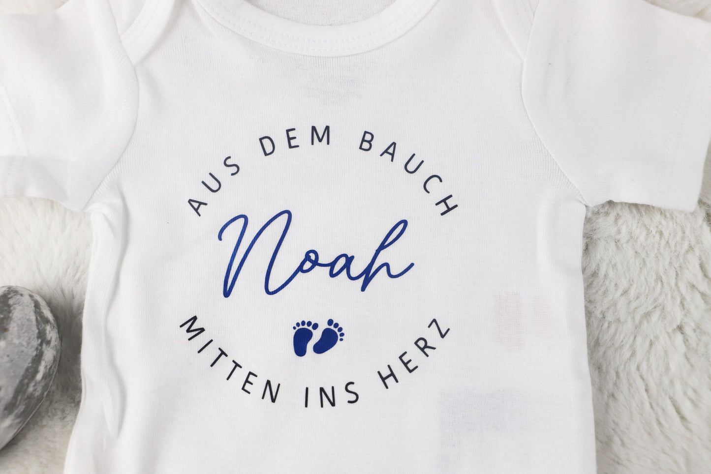Baby Body mit Spruch „aus dem Bauch Mitte ins Herz“