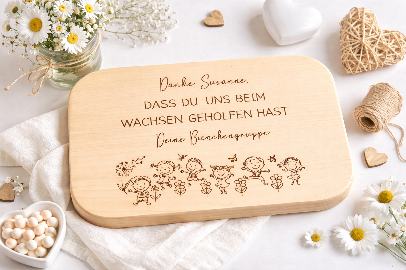 Frühstücksbrett aus Holz mit individueller Gravur als Abschiedsgeschenk für Lehrer oder Erzieherin
