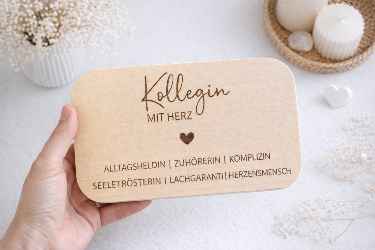 Hochwertiges Holzbrett als Geschenk für Lieblingskollegin zum Abschied, personalisierbar mit Name und liebevoller Gravur
