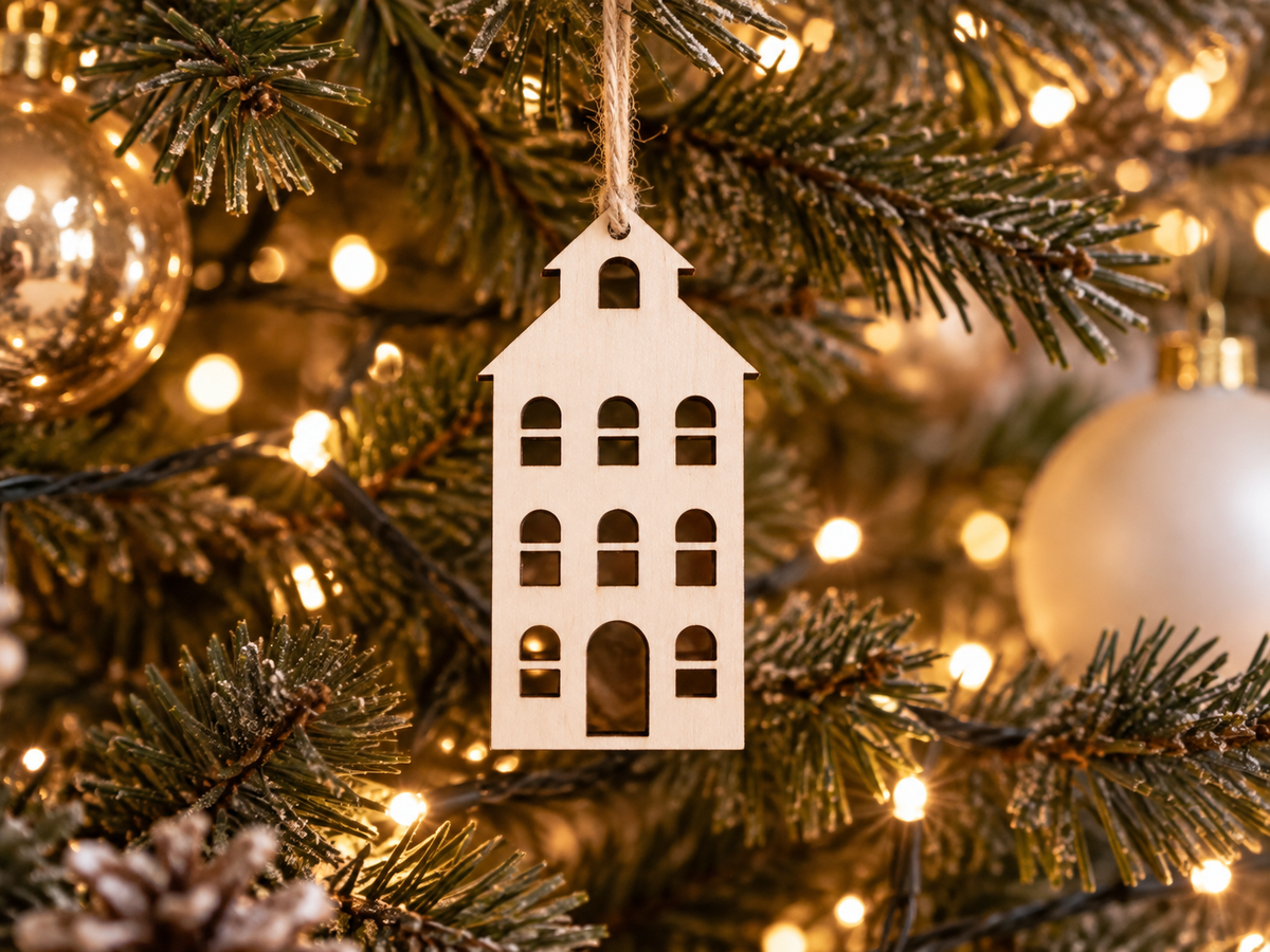 Holz Anhänger als kreative Wichtel Ideen und Adventskalender-Dekoration – kleine Häuser aus Holz zum Verschenken, Dekorieren und Wiederverwenden an Weihnachten.
