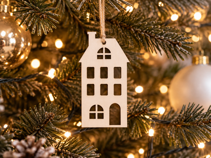 Weihnachtliche Holzhäuser mit Kordel als dekorativer Baumschmuck aus Holz – natürliche Weihnachtsdeko für Weihnachtsbaum, Adventszeit und kleine Geschenke.