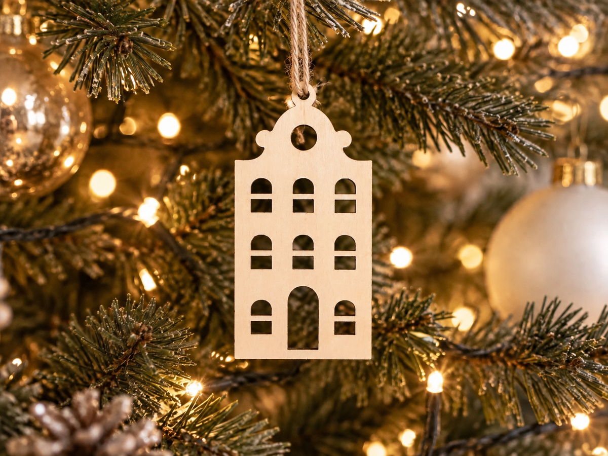 Weihnachtliche Holzhäuser mit Kordel als dekorativer Baumschmuck aus Holz – natürliche Weihnachtsdeko für Weihnachtsbaum, Adventszeit und kleine Geschenke.
