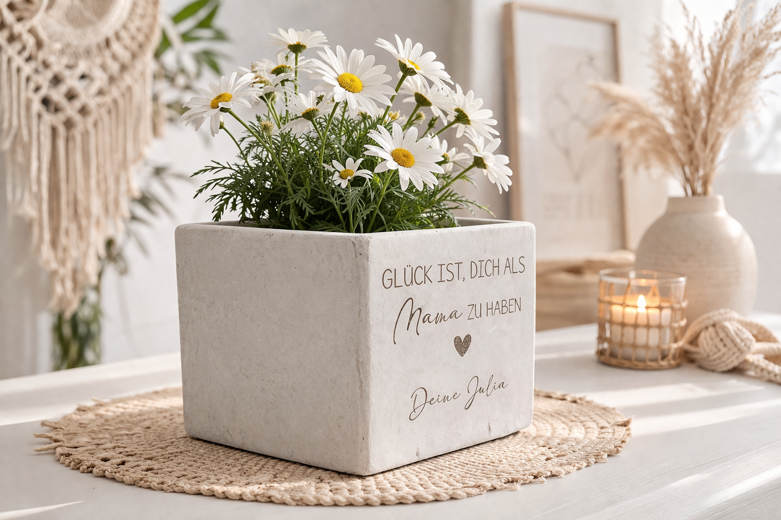 Personalisierter Blumentopf mit Gravur im Betonlook mit zwei weißen Margeriten auf hellem Wohnhintergrund. Der Blumentopf trägt die Gravur „Glück ist, dich als Mama zu haben“ mit Herz und Namen. Modernes Dekoelement für Wohnzimmer oder Fensterbank und liebevolles Muttertagsgeschenk für Mama oder Oma. Ein stilvoller Blumentopf mit Gravur als persönliche Geschenkidee für Geburtstag, Weihnachten oder Ostern.