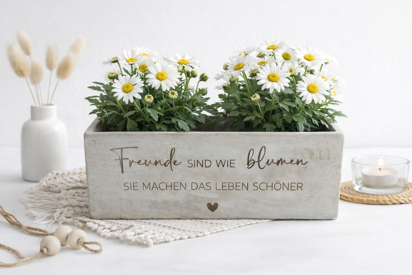Dekorativer Blumentopf mit Freundschaftsspruch und Blumen als Geschenkidee.