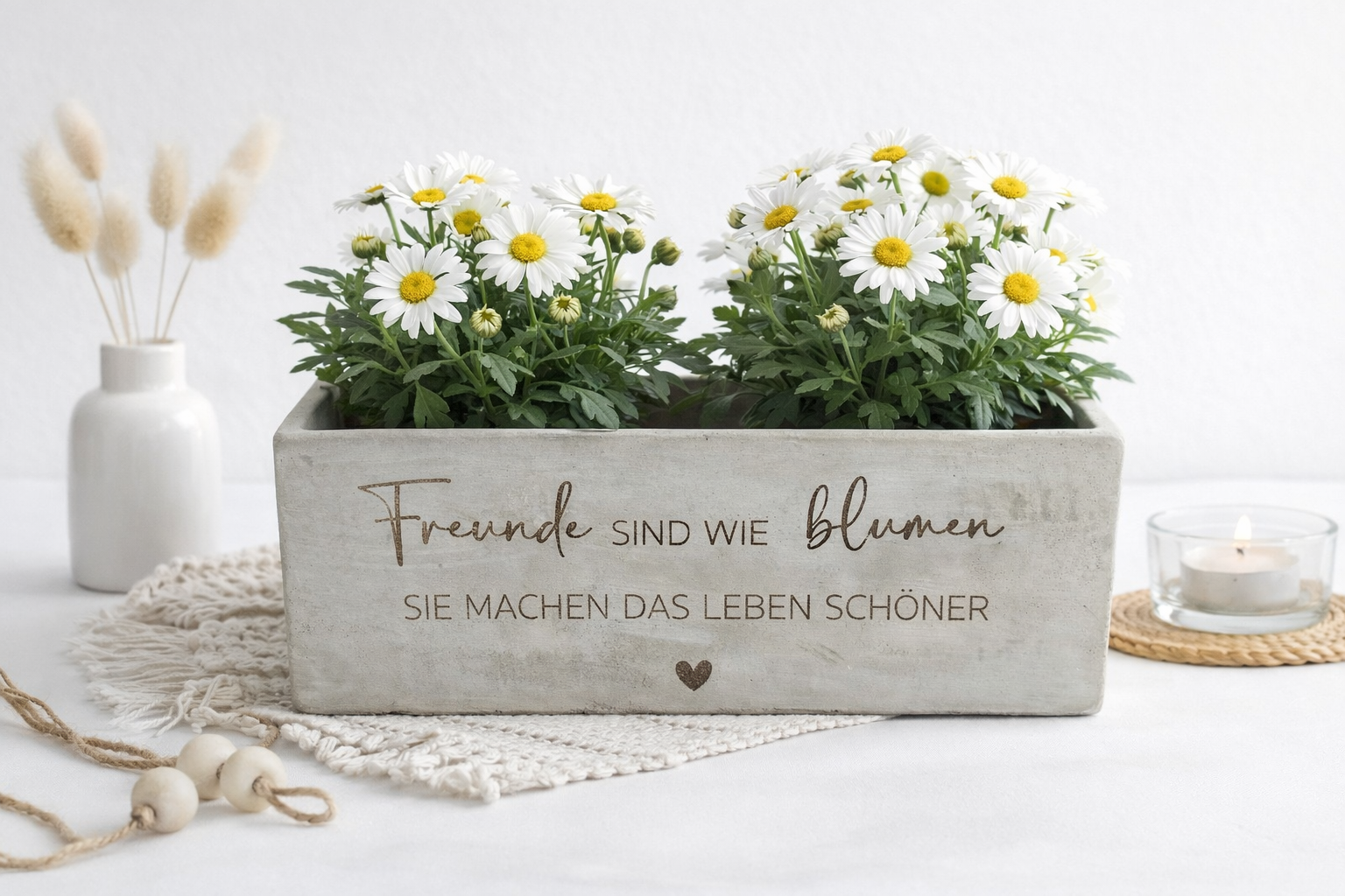 Dekorativer Blumentopf mit Freundschaftsspruch und Blumen als Geschenkidee.
