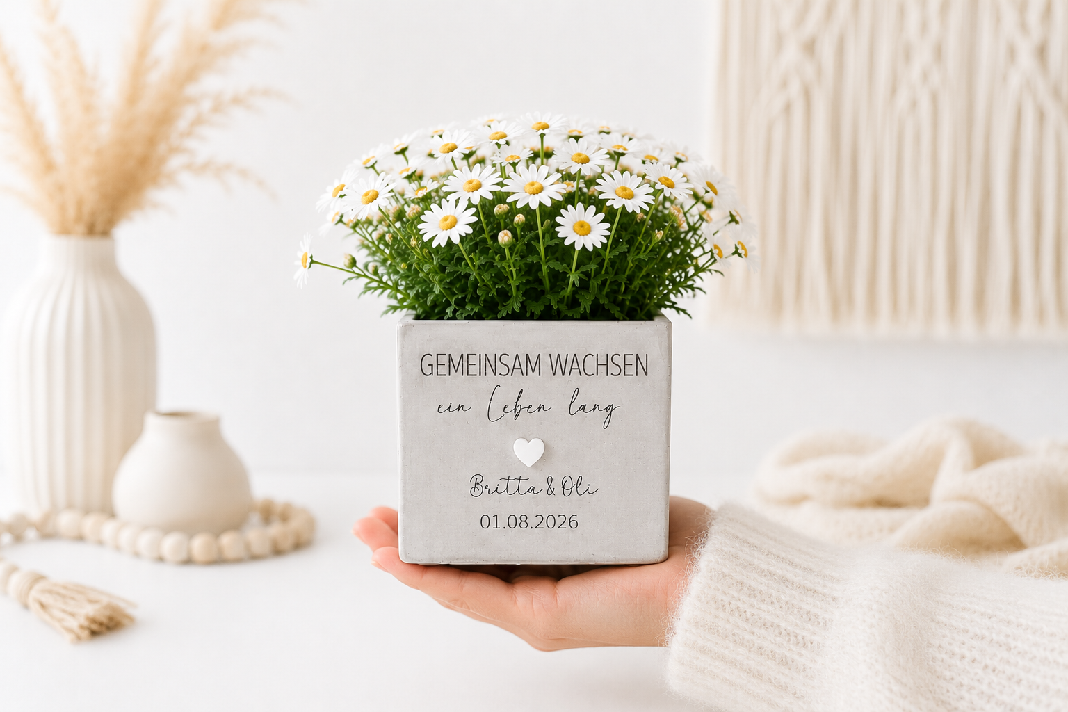 Personalisierter Blumentopf mit Spruch und weißen Margeriten als romantisches Geschenk zur Hochzeit mit individueller Gravur von Namen und Datum.