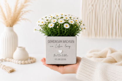 Personalisierter Blumentopf mit Spruch und weißen Margeriten als romantisches Geschenk zur Hochzeit mit individueller Gravur von Namen und Datum.