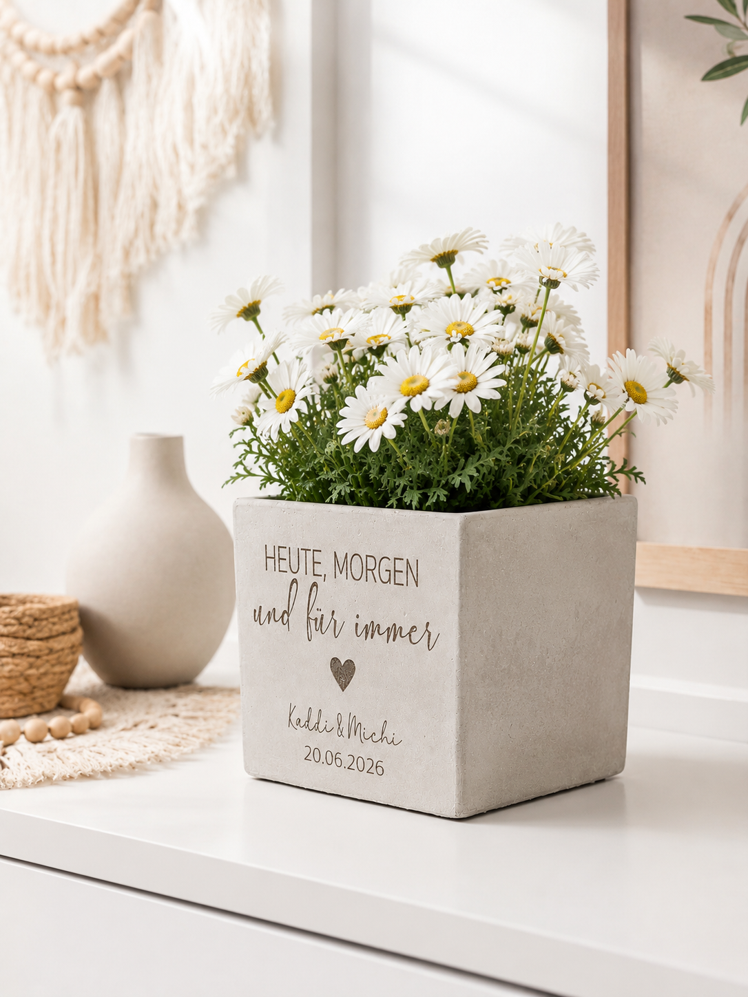 Moderner Blumentopf personalisiert mit Namen und Datum in hochwertiger Betonoptik. Individuelle Geschenkidee zur Hochzeit, Verlobung oder zum Hochzeitstag.