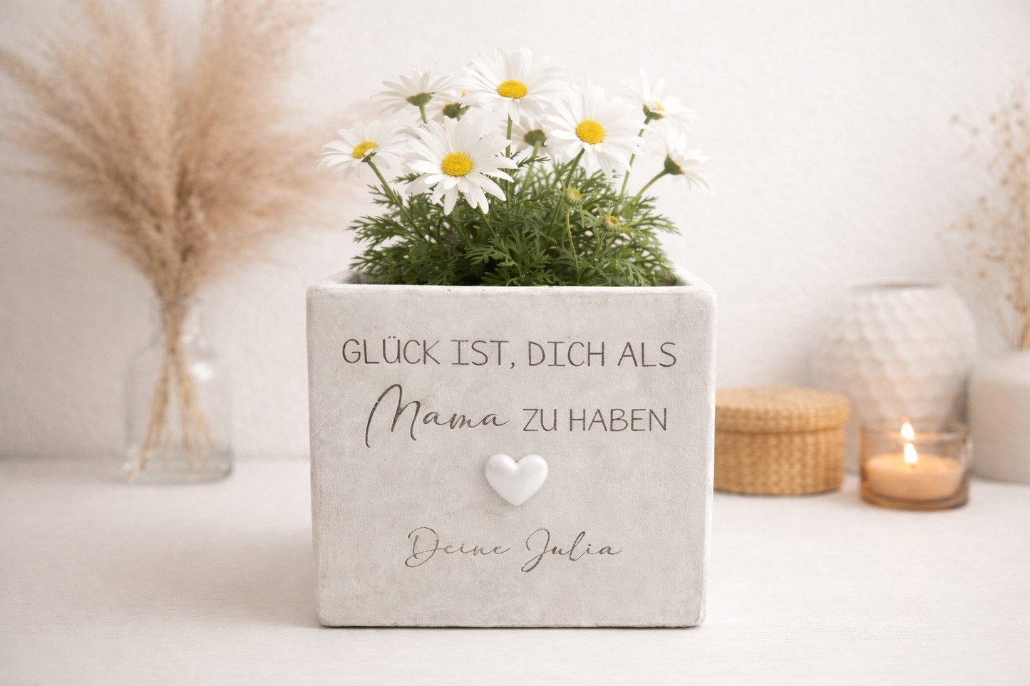 Personalisierter Blumentopf mit Gravur als Geschenk zum Geburtstag oder Muttertag mit einem weißen 3D Acryl Herz