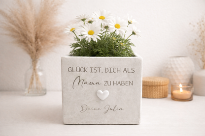 Personalisierter Blumentopf mit Gravur als Geschenk zum Geburtstag oder Muttertag mit einem weißen 3D Acryl Herz