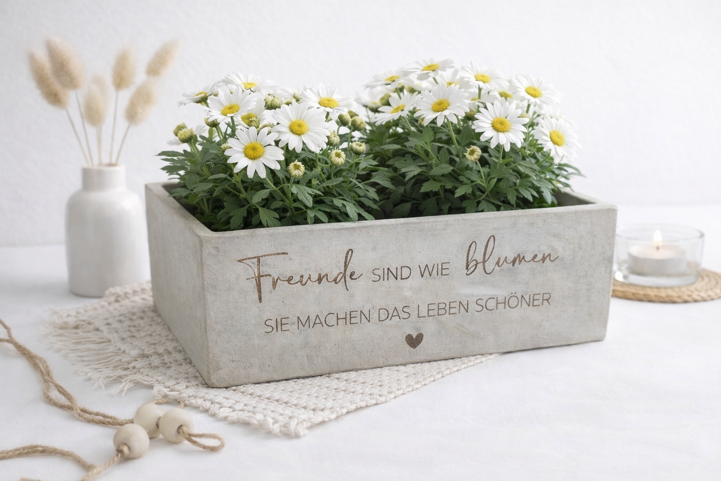 Blumenübertopf Betonoptik mit Gravur als Geschenk für beste Freundin.
