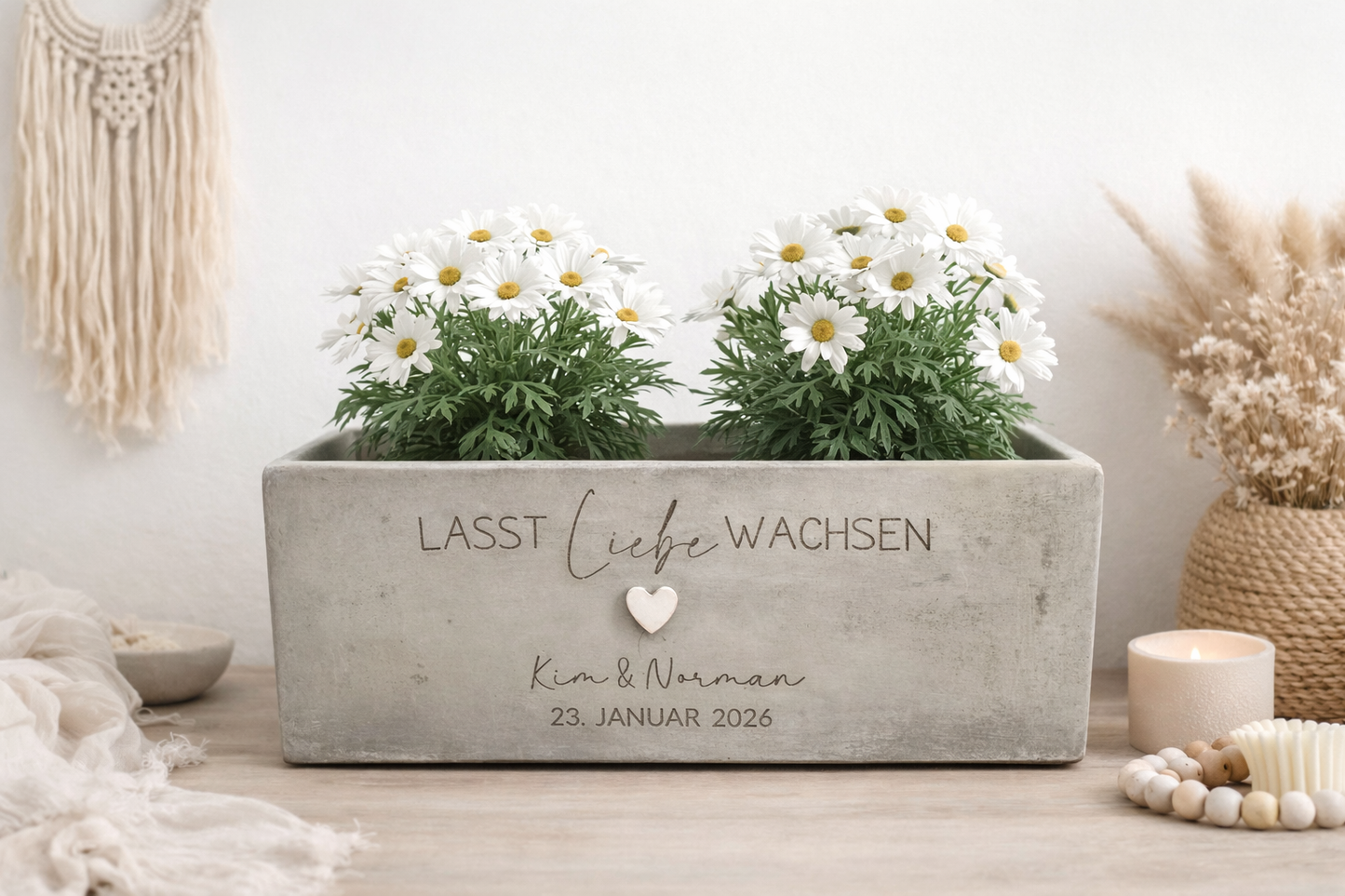 Personalisierter Blumentopf mit Gravur und Herzsymbol als Valentinstag Geschenk Frau Mann mit romantischer Liebesbotschaft