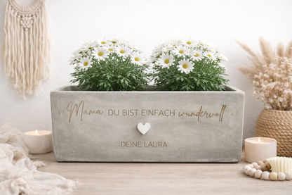 Personalisierter Blumentopf mit Gravur für Mama mit Wunschname und Herz, dekoriert mit weißen Margeriten
