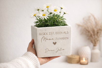Personalisierter Blumentopf mit Gravur als Geschenk zum Geburtstag oder Muttertag.