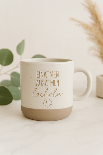 Tasse- Einatmen Ausatmen Lächeln