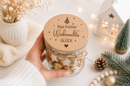 Glas mit Holzdeckel und Weihnachtsgravur „Eine Portion Weihnachtsglück“ als liebevolle kleine Geschenkidee für Familie, Freunde und Kollegen.
