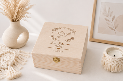 Hochwertige Holzkiste mit persönlicher Gravur als Erinnerungsbox Baby für Fotos, Taufkerze, Geburtsarmband und weitere besondere Erinnerungsstücke aus der Kindheit.