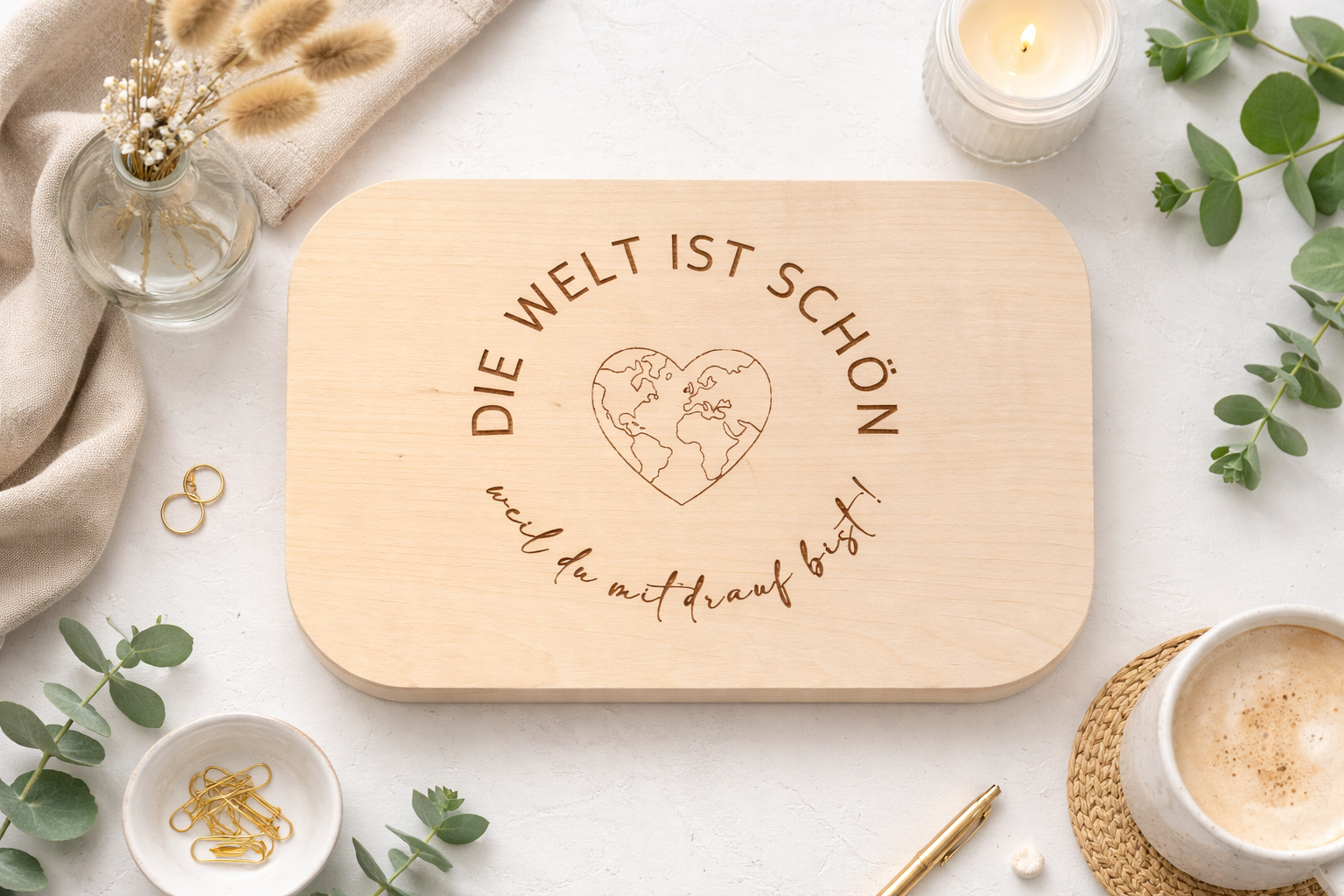 rühstücksbrett aus Holz mit Welt-Herz Gravur als Geschenk zum Geburtstag oder kleine Aufmerksamkeit.
