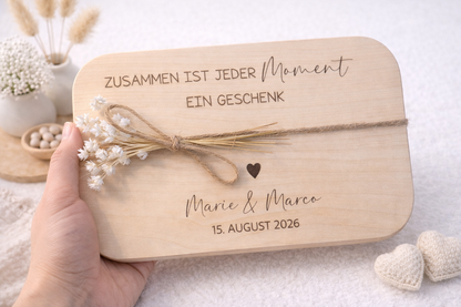 Frühstücksbrett aus Holz personalisiert mit Namen und Datum als romantisches Geschenk zum Jahrestag oder Valentinstag
