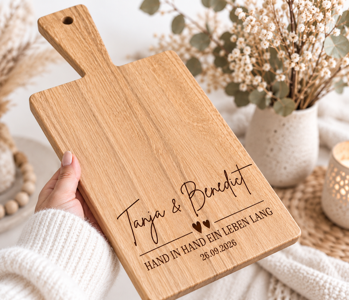 Individuell graviertes Holzbrett mit Griff als Geschenk zur Hochzeit, personalisiert mit Namen und Hochzeitsdatum für Braut und Bräutigam.