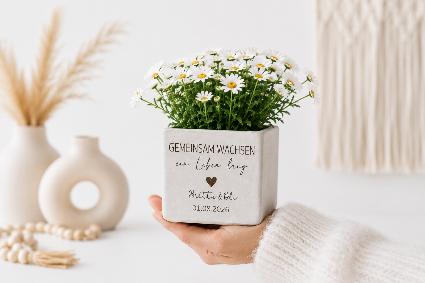 Personalisierter Blumentopf mit Namen und Datum als kleine Aufmerksamkeit für Hochzeit, Valentinstag oder Jubiläum. Stilvolle Betonoptik mit liebevoller Gravur und modernen weißen Margeriten.