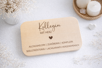 Frühstücksbrett aus Holz als kleines Geschenk zum Abschied für Kollegin oder Kollege, langlebig und dekorativ mit Herz Gravur
