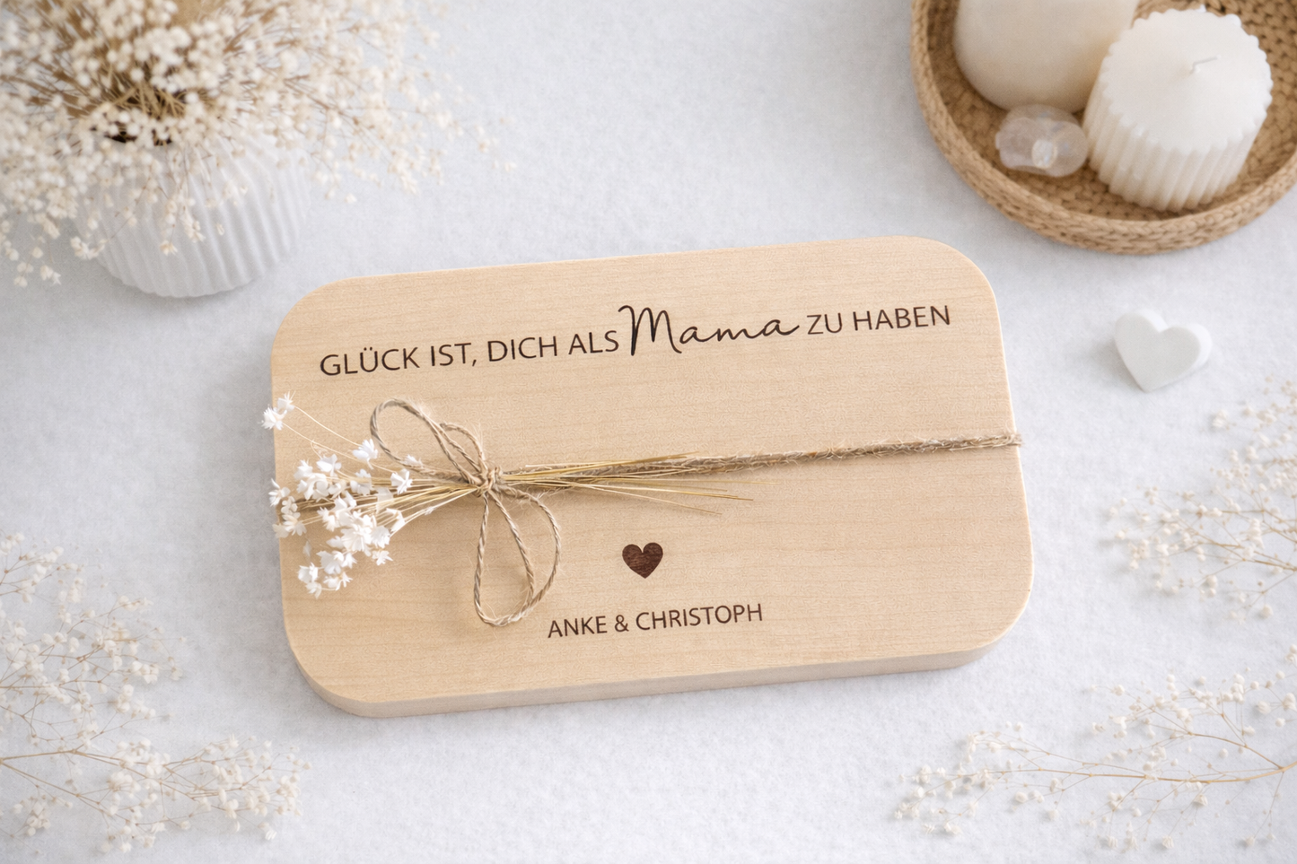Modernes Servierbrett aus Holz mit individueller Gravur für Mama, verziert mit Schleife und Trockenblumen, minimalistischer Hintergrund in Weiß – persönliche Geschenkidee für Muttertag, Weihnachten oder als Dankeschön für die beste Mama.