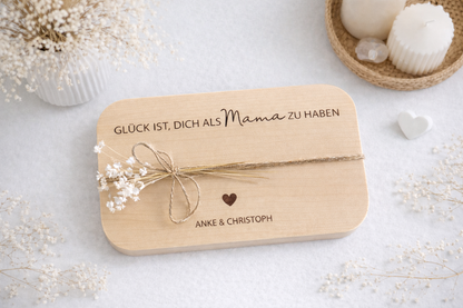 Modernes Servierbrett aus Holz mit individueller Gravur für Mama, verziert mit Schleife und Trockenblumen, minimalistischer Hintergrund in Weiß – persönliche Geschenkidee für Muttertag, Weihnachten oder als Dankeschön für die beste Mama.