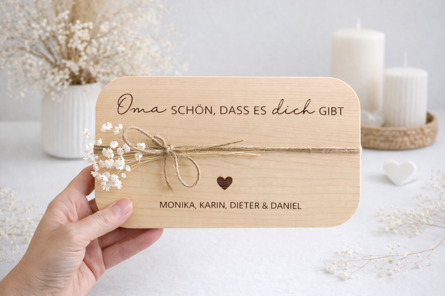 Hochwertiges Holzbrett mit personalisierter Gravur als Geburtstagsgeschenk oder Muttertagsgeschenk für Familienmitglieder.
