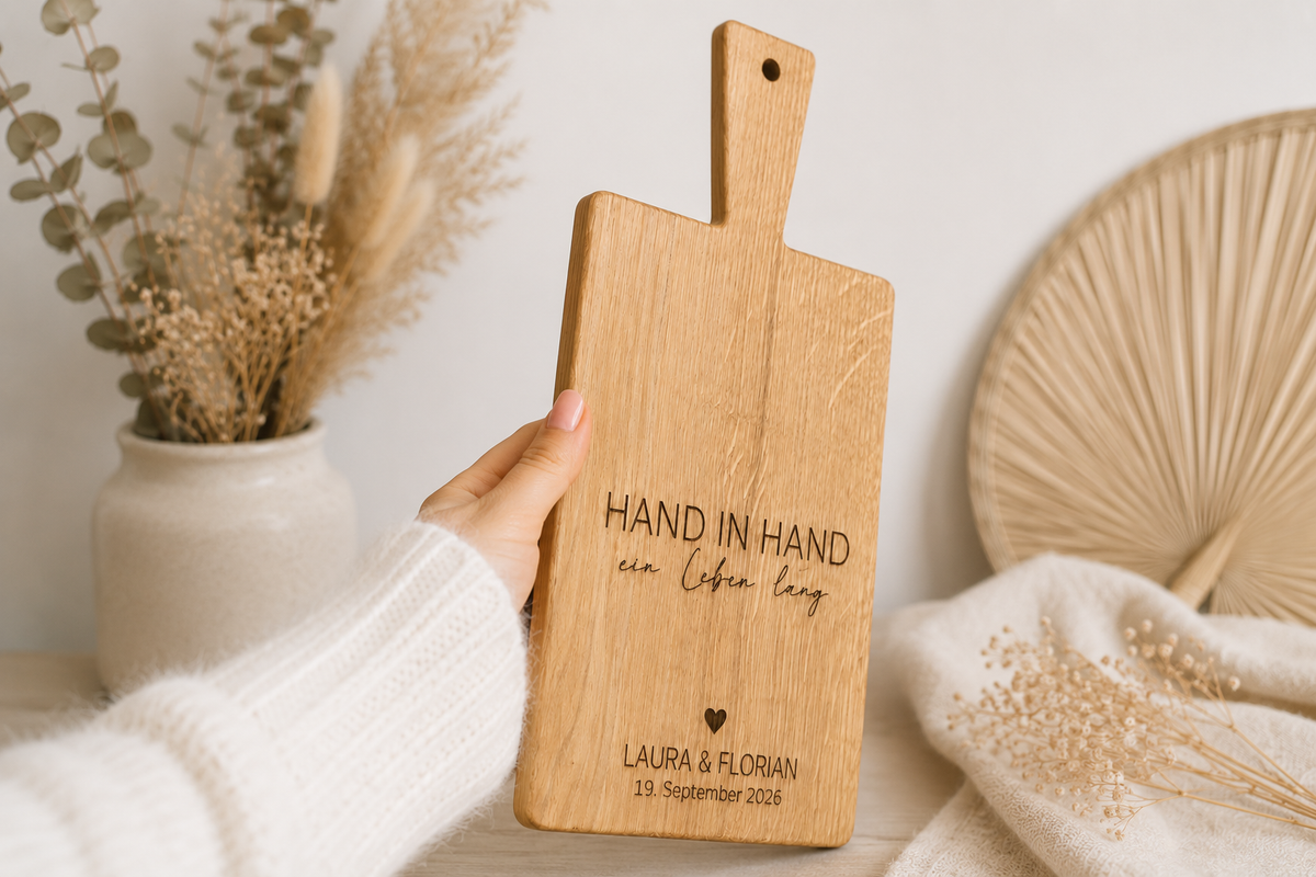 Personalisiertes Holzbrett mit Griff und individueller Hochzeitsgravur – besonderes Erinnerungsstück und liebevolle Geschenkidee für das Brautpaar.
