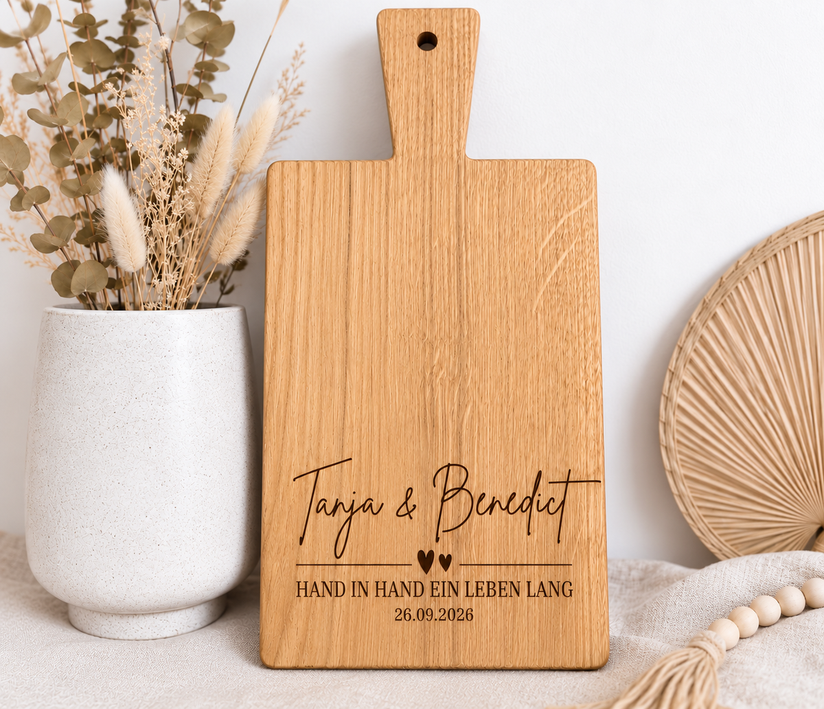 Personalisiertes Holzbrett mit Griff und individueller Hochzeitsgravur – besonderes Erinnerungsstück und liebevolle Geschenkidee für das Brautpaar.