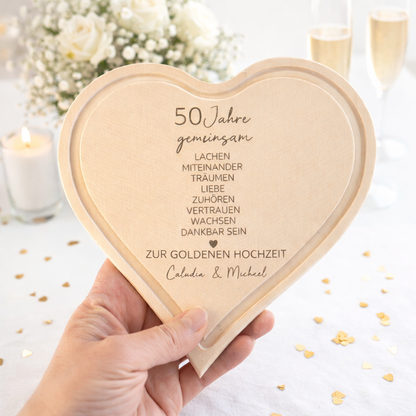 Herzförmiges Holzbrett personalisiert zur Hochzeit oder zum Hochzeitsjubiläum mit individueller Gravur, Wunschzahl und Namen des Ehepaares 
