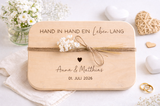 Personalisiertes Holzbrett mit Namen und Datum als Geschenk zur Hochzeit oder Standesamt Trauung.
