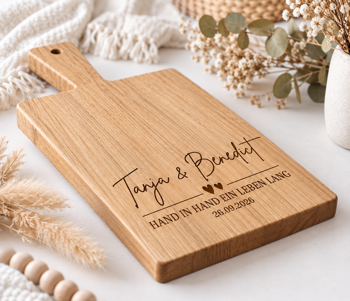 Graviertes Holzbrett zur Hochzeit mit den Namen des Brautpaares, Hochzeitsdatum und romantischem Spruch – persönliches Geschenk für Braut und Bräutigam.