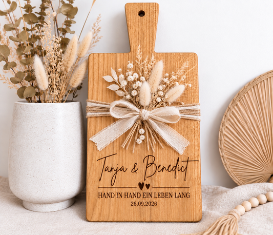 Personalisiertes Holzbrett mit Gravur „Hand in Hand ein Leben lang“, Namen und Hochzeitsdatum – individuelle Geschenkidee zur Hochzeit für das Brautpaar.