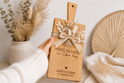 Graviertes Holzbrett zur Hochzeit mit den Namen des Brautpaares, Hochzeitsdatum und romantischem Spruch – persönliches Geschenk für Braut und Bräutigam.