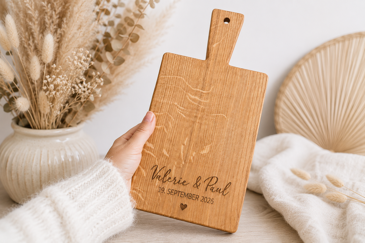 Personalisiertes Holzbrett mit Gravur von Namen und Hochzeitsdatum – besonderes Hochzeitsgeschenk für Brautpaar, liebevoll im Boho-Stil dekoriert.
