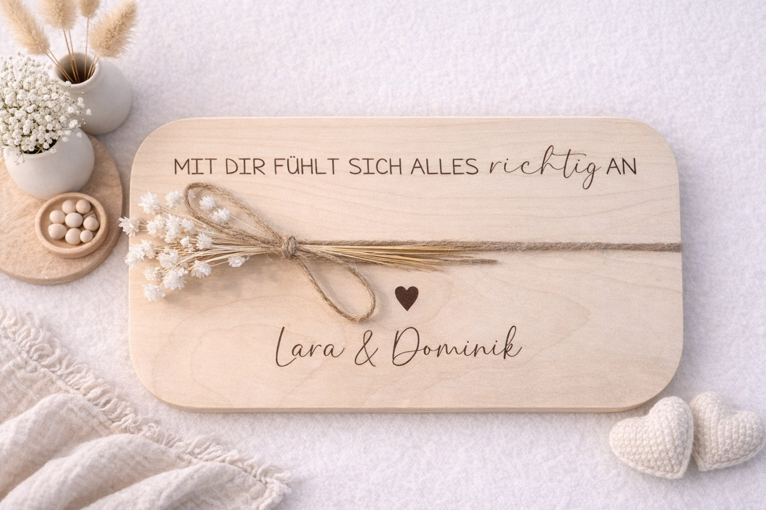 Personalisiertes Holzbrett mit „Mit dir fühlt sich alles richtig an“ als Geschenk für Paare und Ehepartner zur Trauung oder Standesamt.
