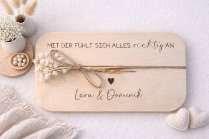 Personalisiertes Holzbrett mit „Mit dir fühlt sich alles richtig an“ als Geschenk für Paare und Ehepartner zur Trauung oder Standesamt.