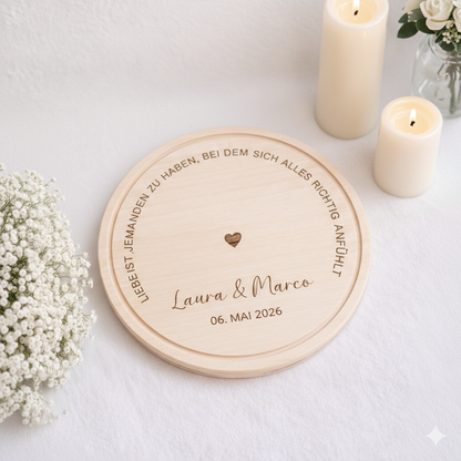 Holzbrett rund mit Gravur zur Hochzeit oder zum Jahrestag mit personalisierten Datum