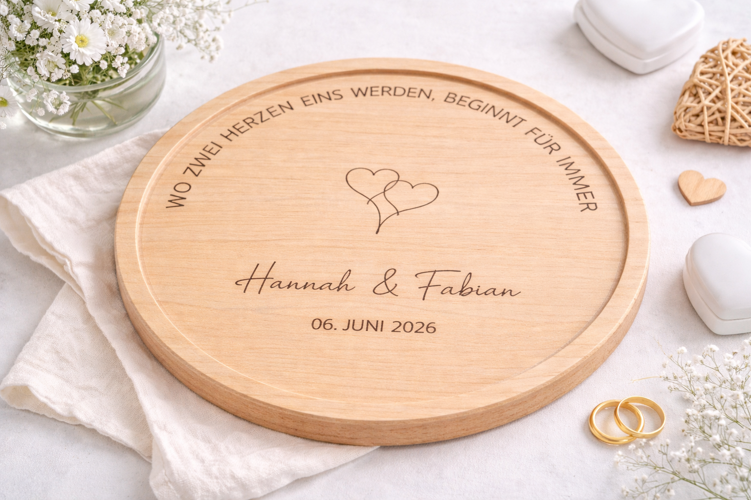 Rundes personalisiertes Holzbrett aus Buchenholz mit Gravur „Wo zwei Herzen eins werden beginnt für immer“, Namen Hannah & Fabian und Hochzeitsdatum – romantisches Hochzeitsgeschenk für Brautpaar.