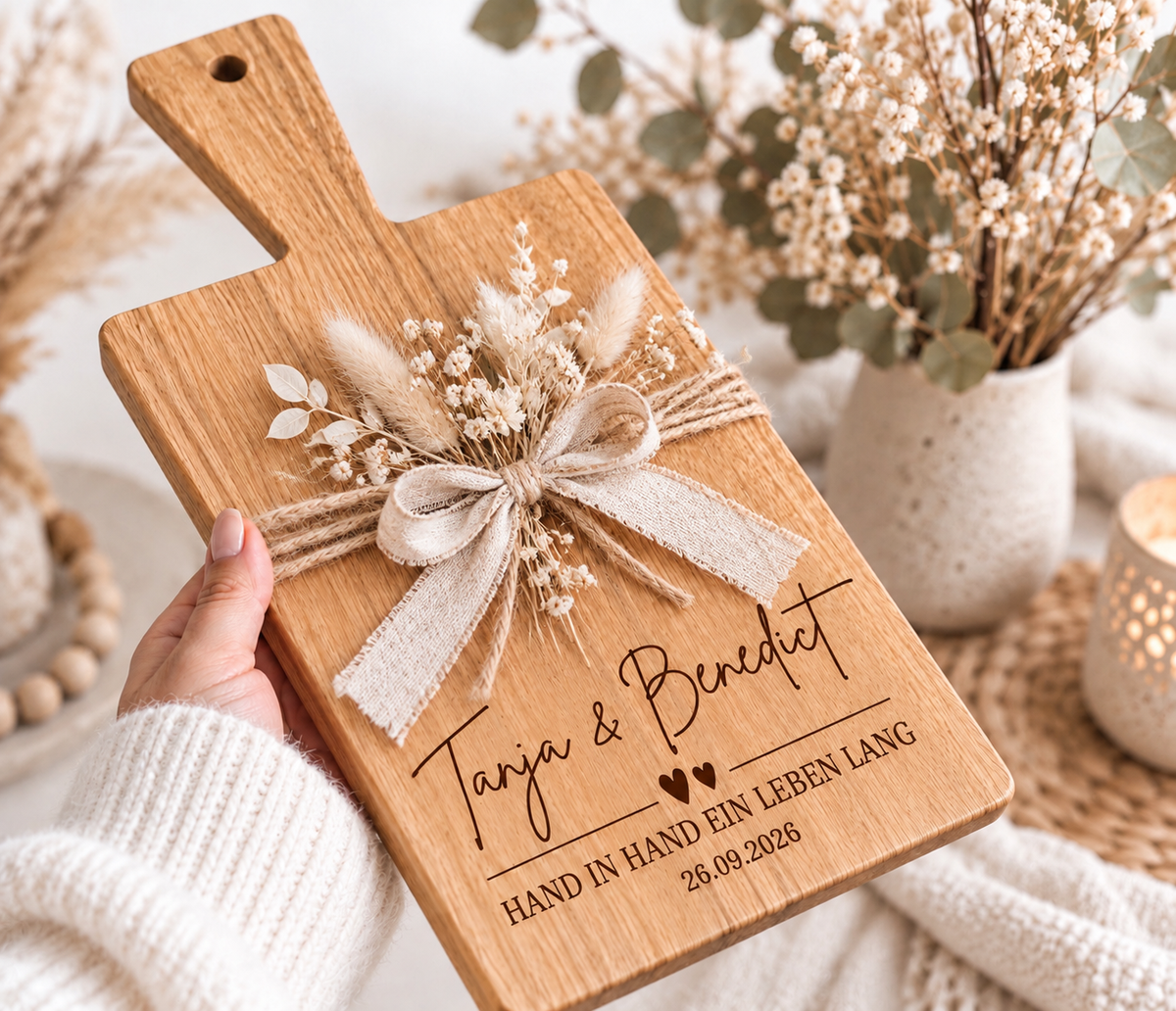 Individuelles Hochzeitsgeschenk aus Holz mit Gravur, Namen und Datum – personalisiertes Holzbrett als bleibende Erinnerung an den Hochzeitstag.
