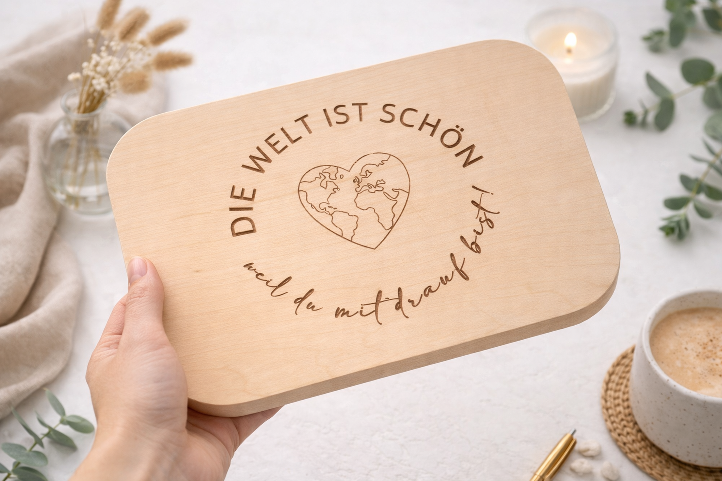 Graviertes Frühstücksbrett aus Holz als Kleinigkeit schenken zum Geburtstag für Freundin oder Kollegin.
