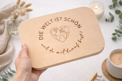 Graviertes Frühstücksbrett aus Holz als Kleinigkeit schenken zum Geburtstag für Freundin oder Kollegin.
