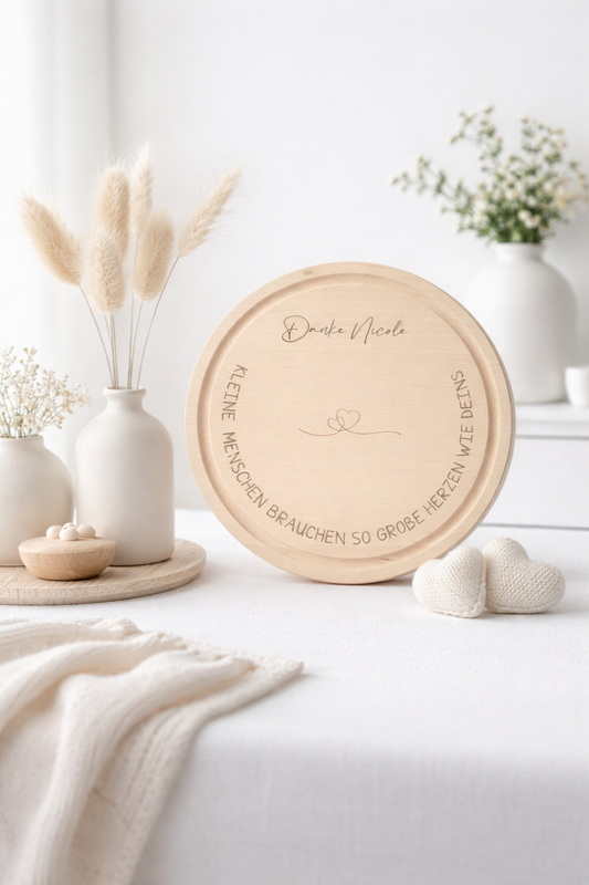 Graviertes Holzbrett mit Herzsymbol und Individuellem Namen , rundes Servierbrett aus Buchenholz als emotionales Abschiedsgeschenk für Kindergarten, Tagesmutter oder Lehrerin 