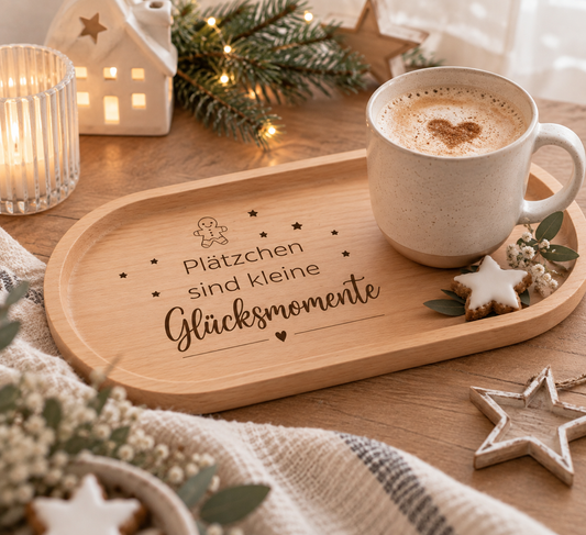 Weihnachtliches Holztablett mit Gravur „Plätzchen sind kleine Glücksmomente“, dekoriert mit Tasse und Plätzchen – liebevolle Geschenkidee für Advent und Weihnachten.