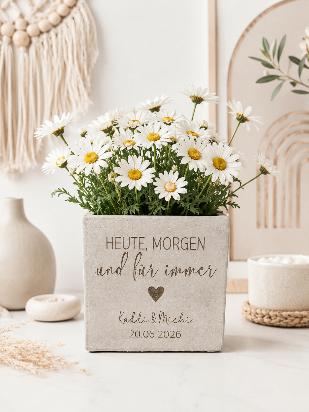 Handgefertigter Blumentopf mit persönlicher Gravur und weißen Margeriten. Zeitloses Erinnerungsstück für Brautpaare im minimalistischen Boho-Stil mit hochwertiger Verarbeitung.