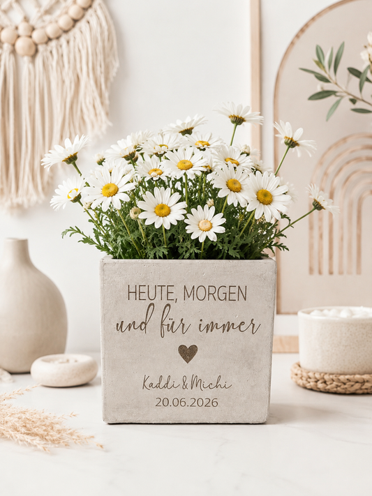 Handgefertigter Blumentopf mit persönlicher Gravur und weißen Margeriten. Zeitloses Erinnerungsstück für Brautpaare im minimalistischen Boho-Stil mit hochwertiger Verarbeitung.