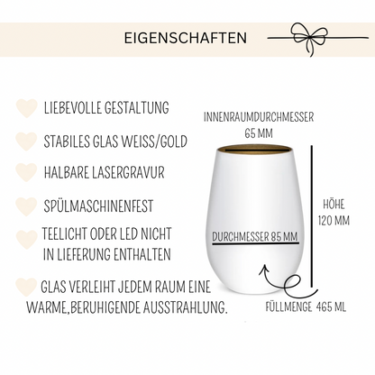 Infografik mit Produkteigenschaften eines Windlichts mit Gravur für Mama. Weißes Windlicht Glas mit goldener Innenseite und moderner Gravur. Dargestellt sind Maße und Details: Höhe 120 mm, Durchmesser 85 mm, Innenraumdurchmesser 65 mm, Füllmenge 465 ml. Eigenschaften: stabiles Glas weiß/gold, langlebige Lasergravur, spülmaschinenfest. Teelicht oder LED Licht nicht enthalten. Dekoratives personalisiertes Windlicht als Muttertagsgeschenk für Mama und stilvolle Wohnraumdekoration mit warmem Kerzenlicht.