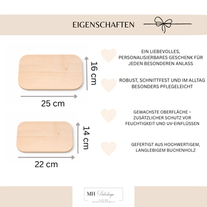 Infografik mit Maßen eines personalisierten Holzbretts aus hochwertigem Buchenholz in zwei Größen: 25 x 14 x 1,6 cm und 22 x 12 x 1,2 cm. Das Brett ist robust, schnittfest und pflegeleicht mit gewachster, lebensmittelechter Oberfläche zum Schutz vor Feuchtigkeit und UV-Einflüssen. Ideal als personalisierbares Geschenk für Oma, Mama, Papa oder besondere Anlässe wie Geburtstag, Muttertag oder Weihnachten.